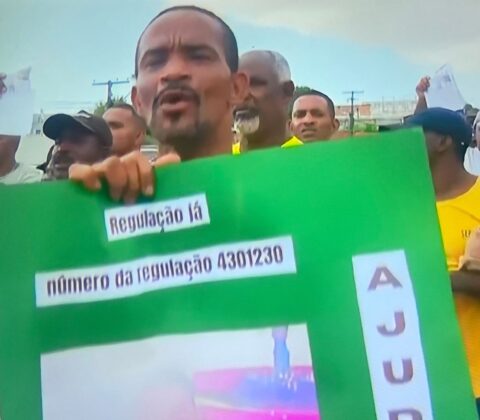 Imagem do post Protesto em Camaçari bloqueia BA-099; moradores cobram regulação para vítima de roubo