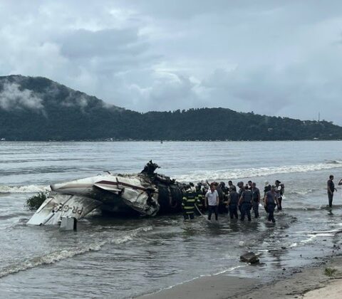 Imagem do post Avião de pequeno porte explode após acidente em Ubatuba (SP)