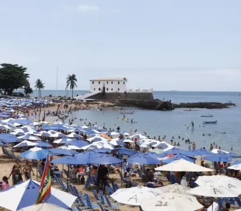 Imagem do post Câmara de Salvador aprova lei que restringe uso de sombreiros e cadeiras no Porto da Barra