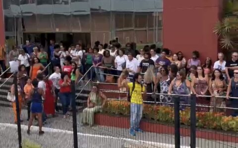 Imagem do post Servidores de Lauro de Freitas protestam por salários atrasados e cobram Débora Regis: “Não tem compromisso”