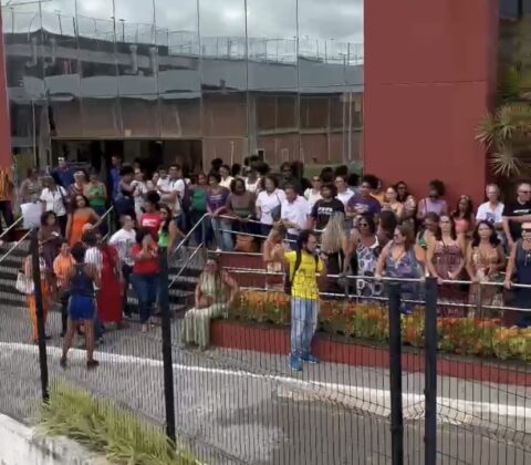 Imagem do post Servidores de Lauro de Freitas protestam por salários atrasados e cobram Débora Regis: “Não tem compromisso”