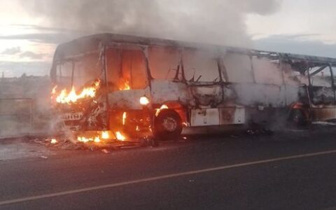Imagem do post Ônibus é incendiado por criminosos em Sussuarana