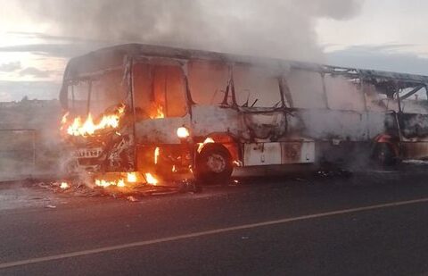 Imagem do post Ônibus é incendiado por criminosos em Sussuarana