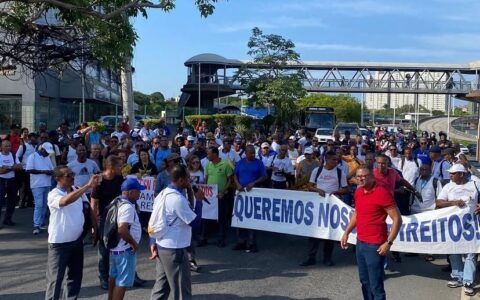 Imagem do post Ex-funcionários do CSN bloqueiam parte da Rua Thomás Gonzaga e cobram pagamento