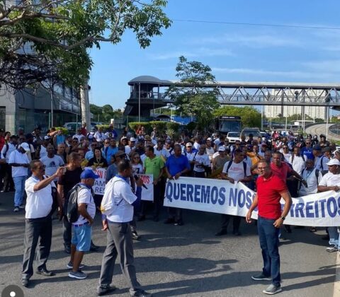Imagem do post Ex-funcionários do CSN bloqueiam parte da Rua Thomás Gonzaga e cobram pagamento