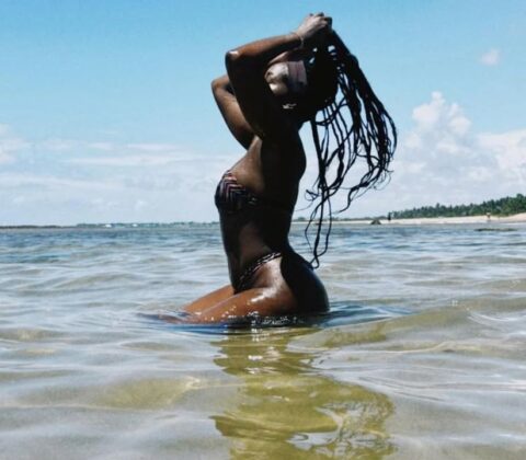 Imagem do post Iza exibe corpão em foto de biquíni na Bahia