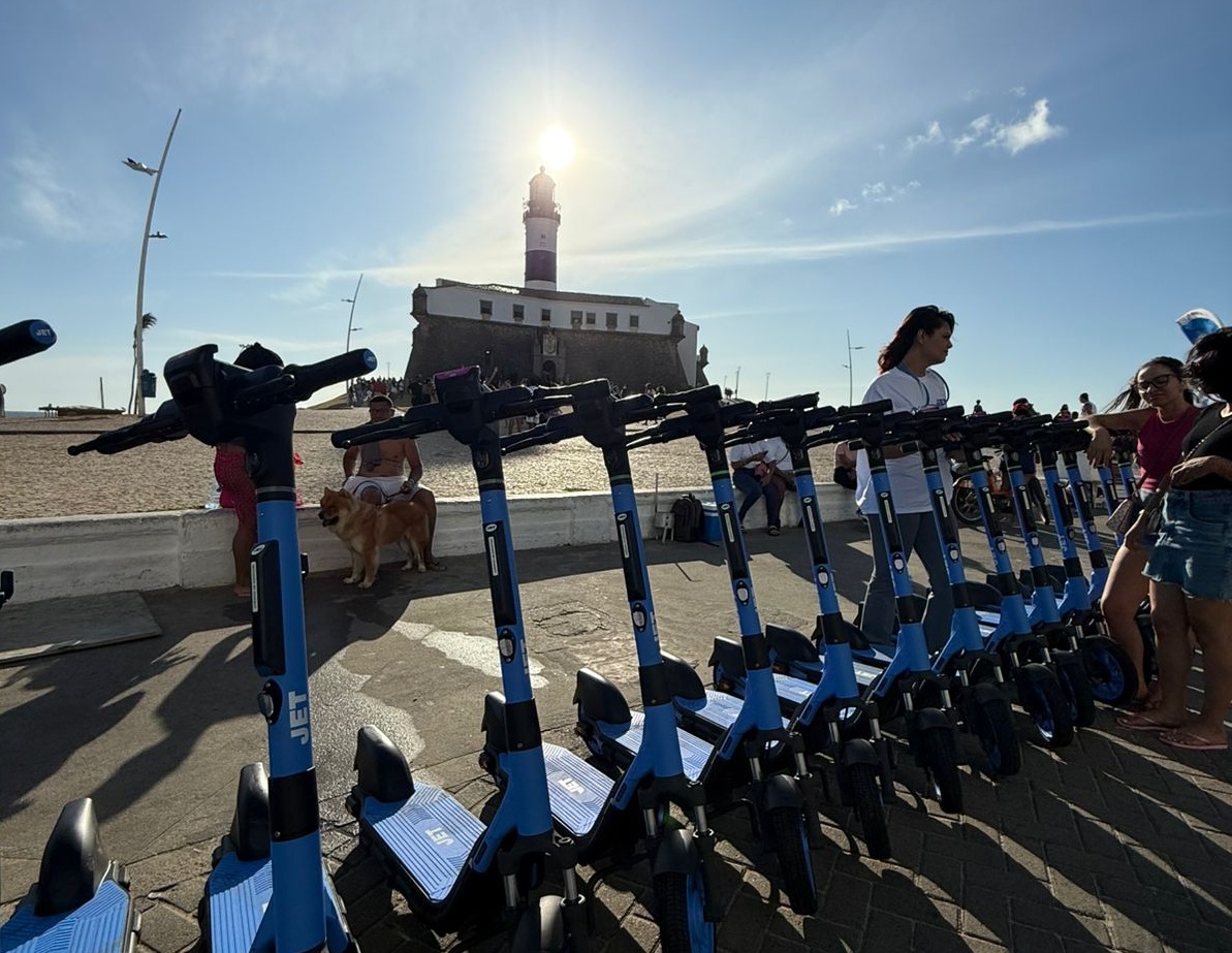 Salvador inicia operação de patinetes elétricos