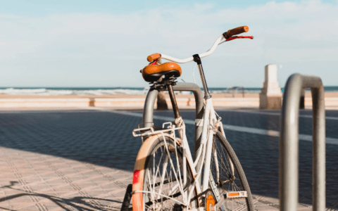 Imagem do post Além do lazer: conheça benefícios da bicicleta para saúde dos joelhos