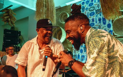 Imagem do post Com Regina Casé, Márcio Victor canta sucessos do Psi durante samba em Salvador