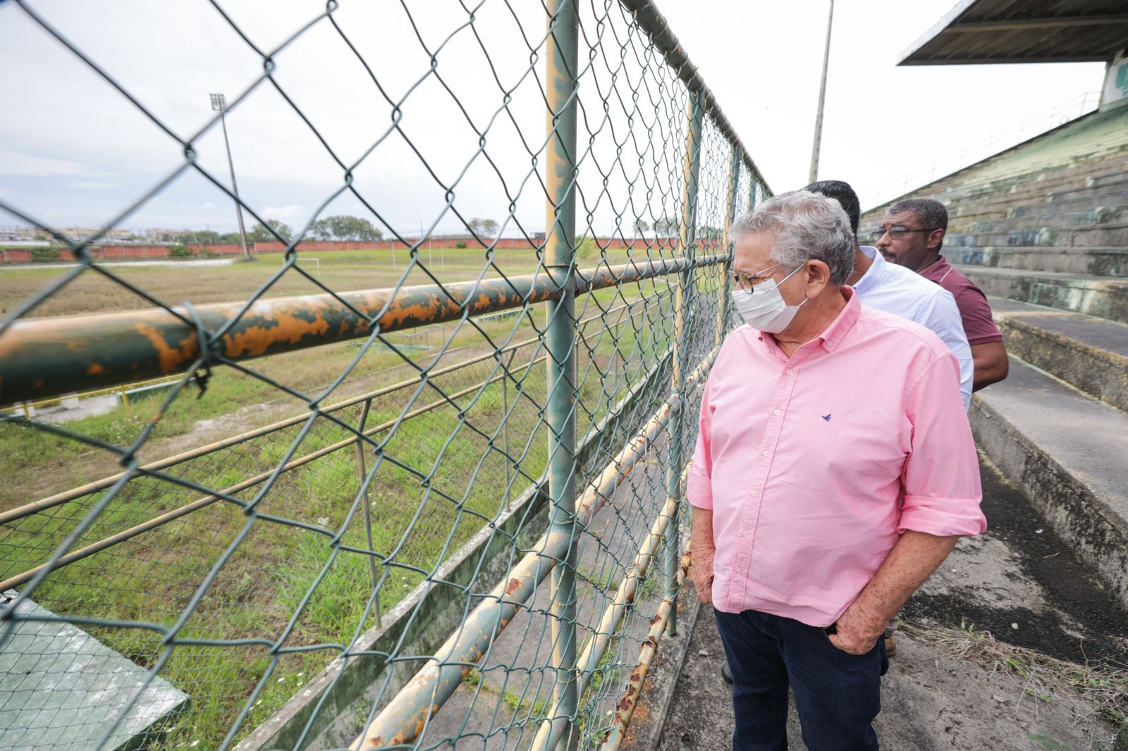 Caetano fiscaliza estádio e assume compromisso de mudar “cenário de filme de terror”