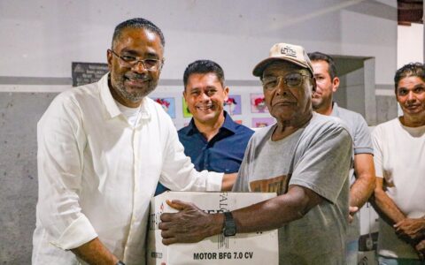 Imagem do post Márcio Marinho entrega 100 motores de rabeta para pescadores da cidade de Sento Sé-BA