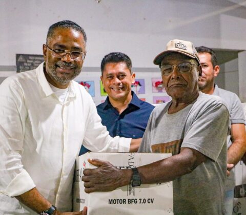 Imagem do post Márcio Marinho entrega 100 motores de rabeta para pescadores da cidade de Sento Sé-BA