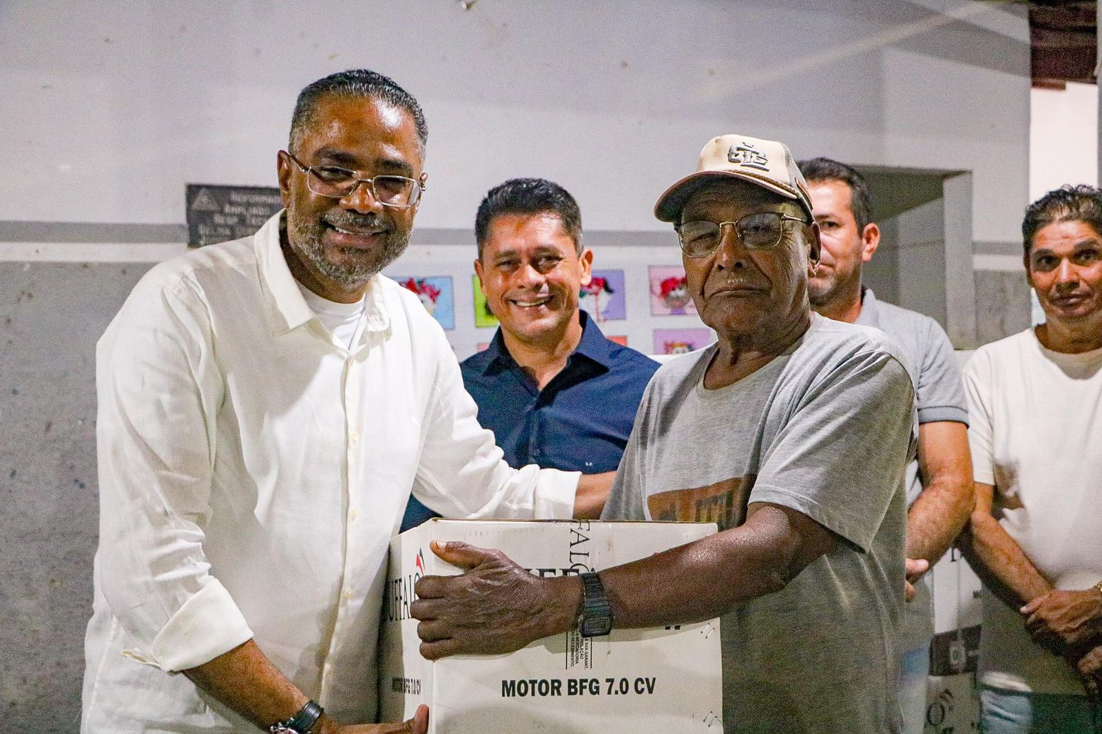 Márcio Marinho entrega 100 motores de rabeta para pescadores da cidade de Sento Sé-BA
