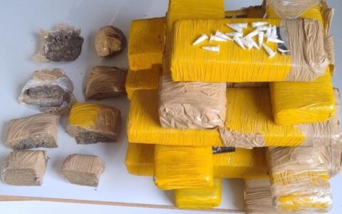 Imagem do post Mulher suspeita de tráfico de drogas é presa pela Polícia Militar em Saubara