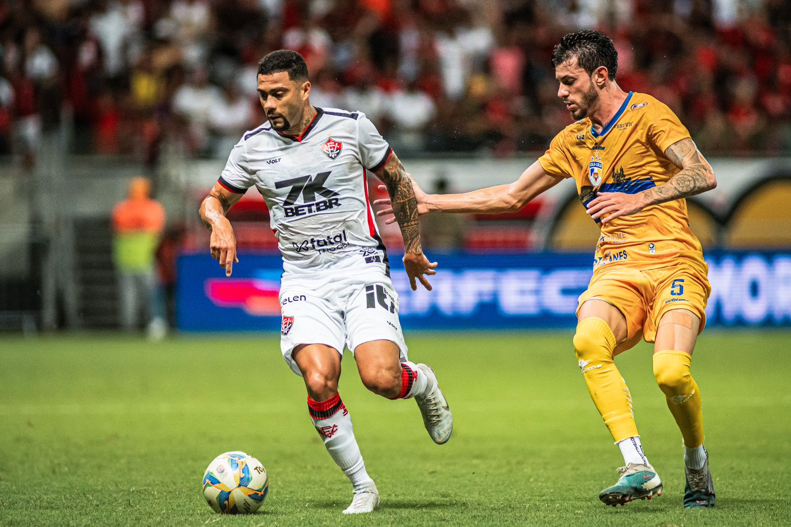 Vitória vence o Colo-Colo na Fonte Nova e se mantém na liderança do Baianão