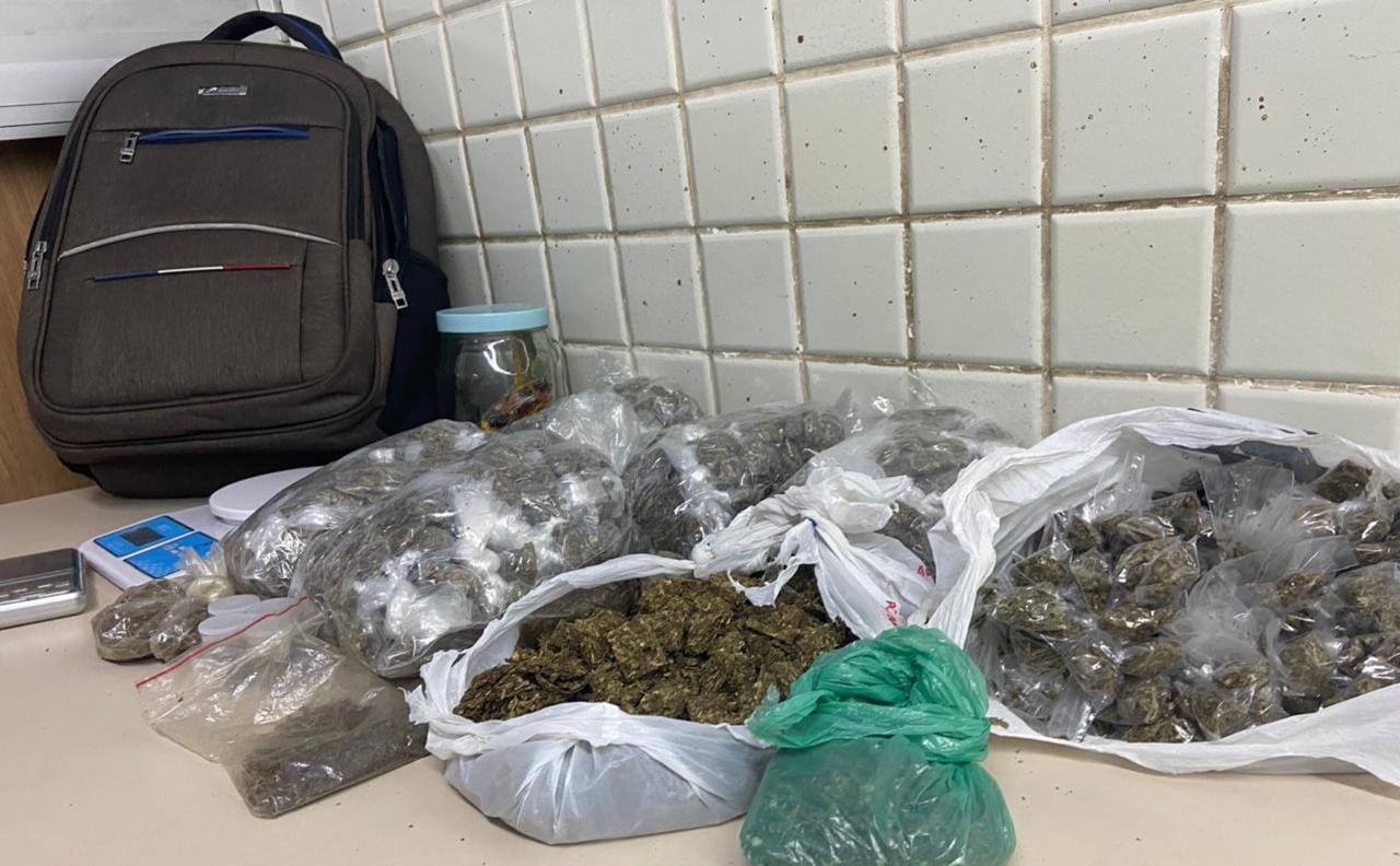 PM prende suspeito de tráfico com grande quantidade de maconha em Pernambués