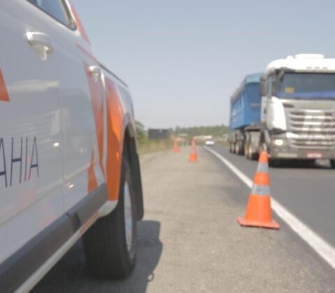 Imagem do post VIABAHIA segue com serviços de recomposição de pavimento na BR-324 durante esta semana 