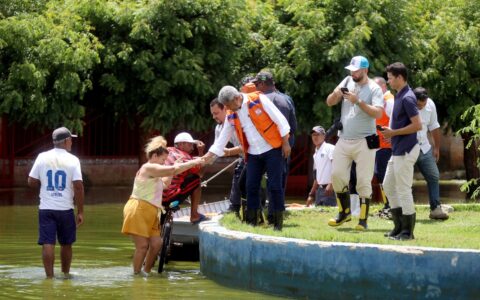 Imagem do post Jerônimo visita Bom Jesus da Lapa e faz entregas para reparar estragos causados pelas chuvas