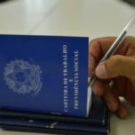 Desocupação cai para 5,3% no Brasil entre junho e agosto, aponta IBGE