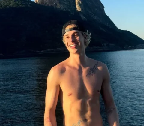 Imagem do post Juliano Floss surpreende ao exibir novo visual com cabelo rosado e corte radical