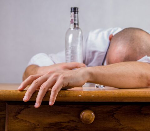 Imagem do post Saiba o que fazer para amenizar a ressaca após uma noite de bebedeira