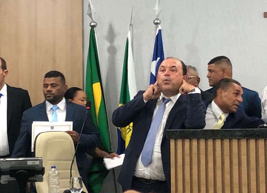 Prefeito eleito de Rafael Jambeiro se recusa a tomar posse, gerando impasse político e críticas