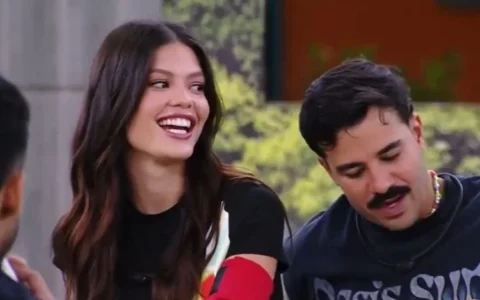 Imagem do post Vitória Strada revela que tem permissão do namorado para dar selinho no melhor amigo no BBB 25