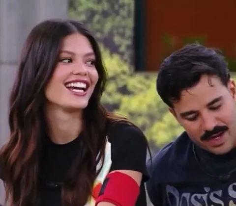 Imagem do post Vitória Strada revela que tem permissão do namorado para dar selinho no melhor amigo no BBB 25