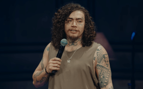 Imagem do post Whindersson Nunes viraliza ao fazer piada sobre ex e Chico Moedas em show