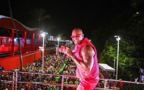 Imagem do post Pipoco: Léo Santana arrasta multidão em pré-carnaval