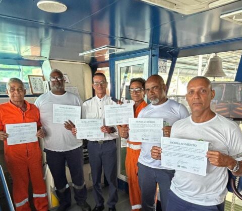 Imagem do post Tripulantes do ferry-boat são homenageados por resgate em naufrágio
