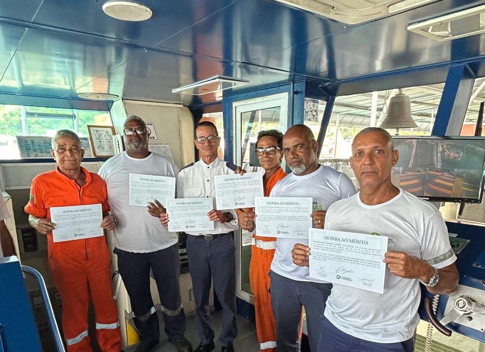 Tripulantes do ferry-boat são homenageados por resgate em naufrágio
