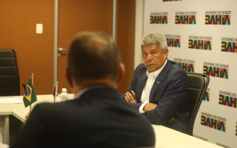 Imagem do post Governador recebe prefeito de Presidente Tancredo Neves e entrega novos ônibus escolares