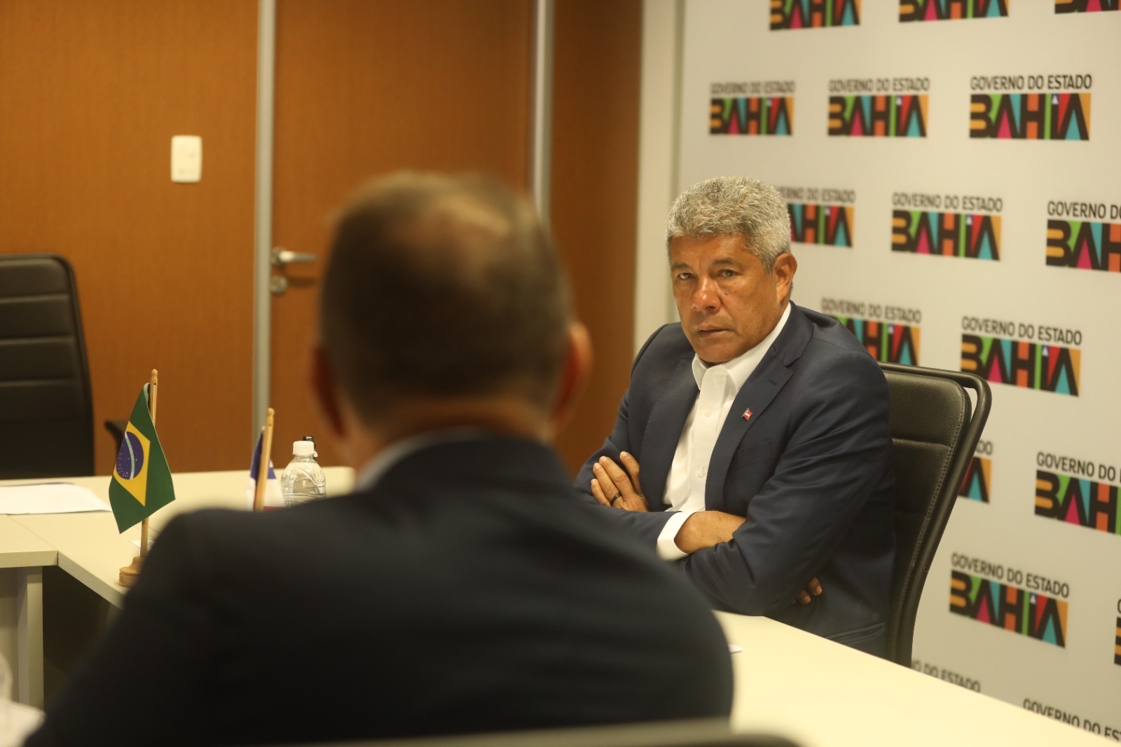 Governador recebe prefeito de Presidente Tancredo Neves e entrega novos ônibus escolares