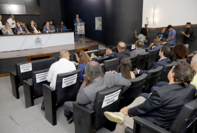 Câmara de Salvador muda temporariamente de sede após incêndio no Paço Municipal