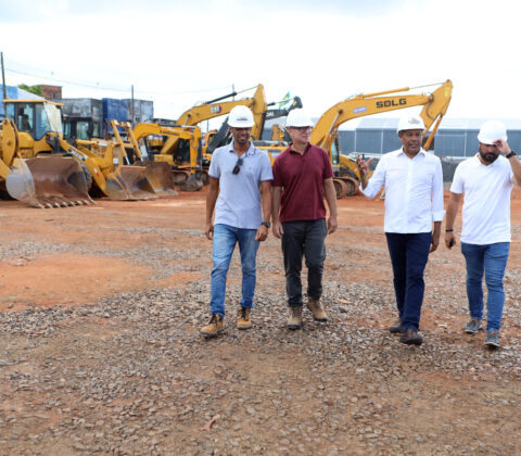 Imagem do post Jerônimo visita obras do VLT, que avançam com a instalação dos trilhos