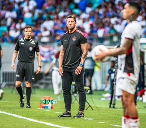 Imagem do post Carpini elogia Arcanjo e ironiza arbitragem após empate no Ba-Vi