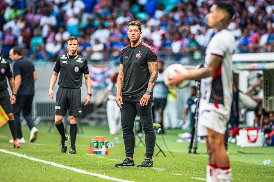 Carpini elogia Arcanjo e ironiza arbitragem após empate no Ba-Vi