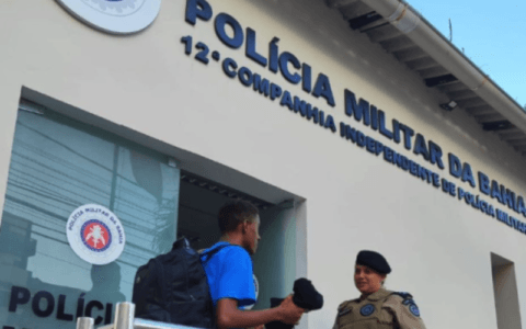 Imagem do post Alunos da PM são flagrados conduzindo moto roubada em Salvador