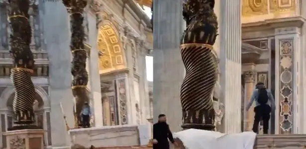 VÍDEO: Homem vandaliza basílica no Vaticano