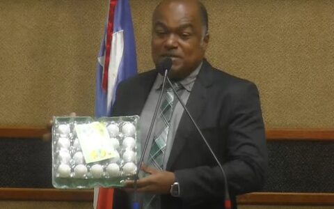 Imagem do post Deputado baiano surpreende ao levar placa de ovos para Alba em protesto contra Lula