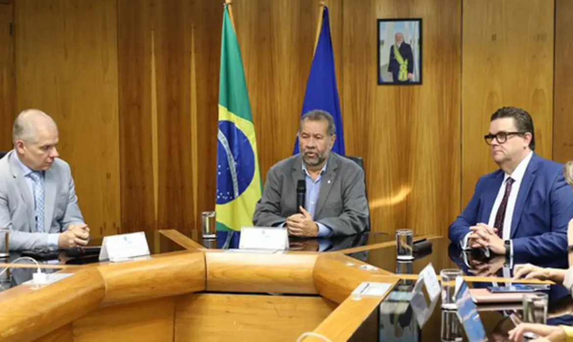 Após escândalo do INSS, Lupi pede demissão do ministério da Previdência Social