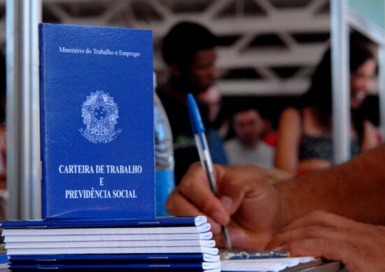 Trabalhar no feriado? Deputados querem barrar regra do governo