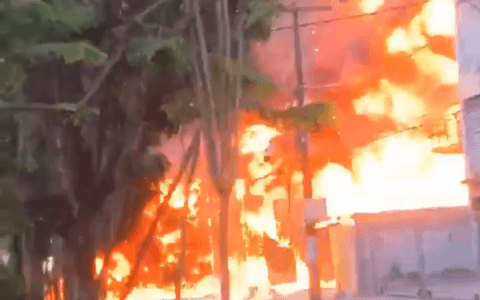 Imagem do post Após incêndio, 90% da energia é restabelecida na Rua Sabino Silva, diz Coelba