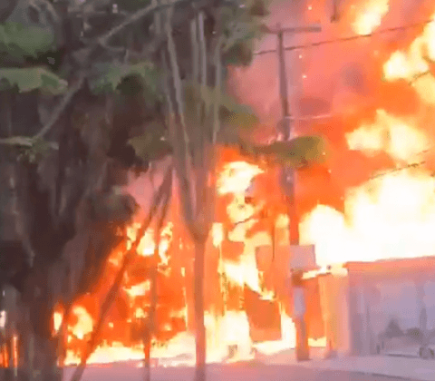 Imagem do post Após incêndio, 90% da energia é restabelecida na Rua Sabino Silva, diz Coelba