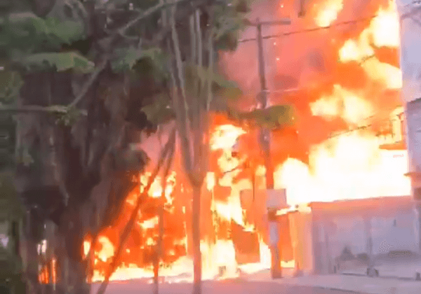 Após incêndio, 90% da energia é restabelecida na Rua Sabino Silva, diz Coelba