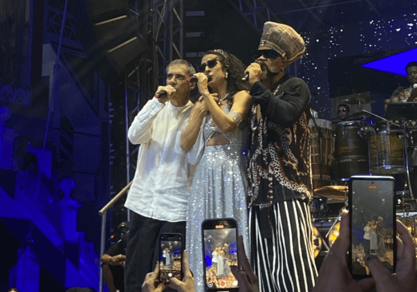 Noite histórica: Carlinhos Brown reúne Caetano Veloso e Tribalistas na comemoração dos 40 anos do Axé Music