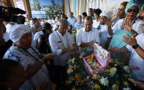 Imagem do post Jerônimo pede paz e emprego para o povo brasileiro durante entrega de presente para Yemanjá