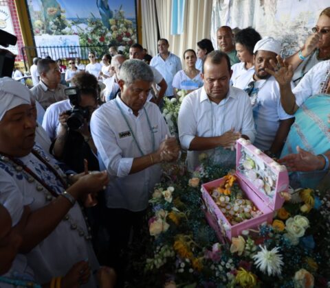 Imagem do post Jerônimo pede paz e emprego para o povo brasileiro durante entrega de presente para Yemanjá