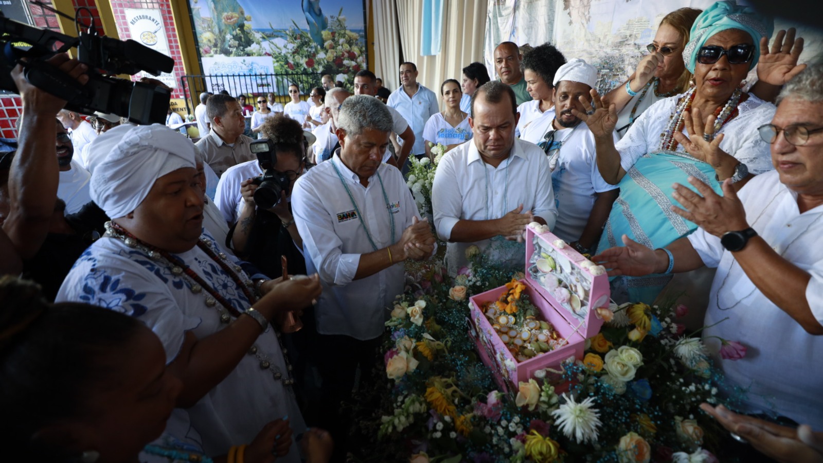 Jerônimo pede paz e emprego para o povo brasileiro durante entrega de presente para Yemanjá